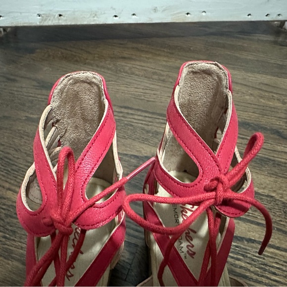 8.5 Sketchers Lace Up Wedges Code Red - Picture 2 of 6